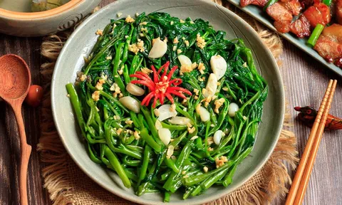 Xào rau muống chỉ cần thêm 1 thìa nước quả này: Rau giòn xanh, không bị thâm
