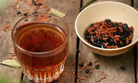 2 cách uống gạo lứt đậu đen rang giúp giảm cân, da mướt mịn