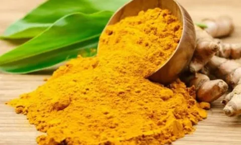 Ăn nghệ hay uống tinh bột nghệ tốt hơn? Bác sĩ giải đáp cách dùng chuẩn để nhận trọn lợi ích!