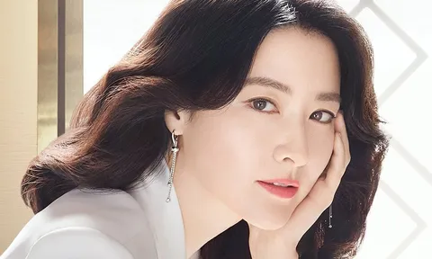 Lee Young Ae – “tường thành nhan sắc” với bí quyết giữ mái tóc khỏe đẹp ở tuổi 54