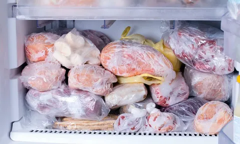 Nhiều người mắc K đại tràng, bác sĩ khuyên chớ dại ăn 3 món này khi để lâu trong tủ lạnh