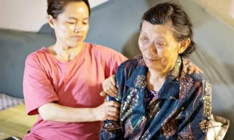 Kiểu “bất hiếu” mới thời hiện đại: Con cái ở bên nhưng cha mẹ càng thêm mệt mỏi, kiệt sức
