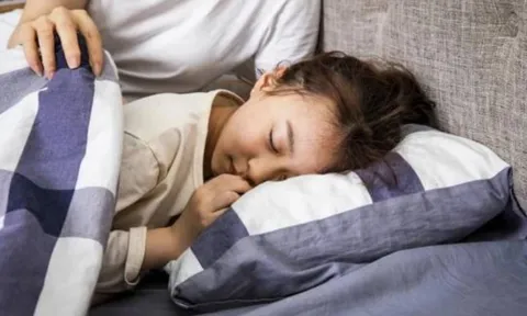 Sự khác biệt rõ ràng giữa trẻ ‘ngủ với mẹ’ và trẻ ‘tự ngủ’: Tác động bất ngờ ngay từ khi còn nhỏ