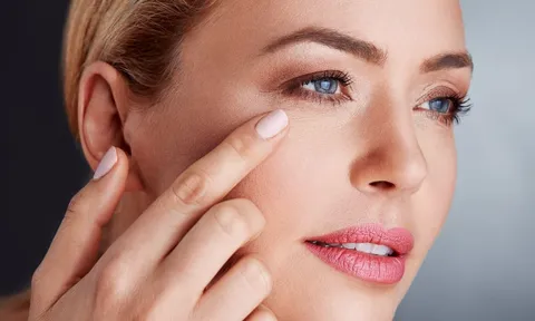 Nhai kẹo cao su – thói quen tưởng vô hại nhưng có thể gây hại cho da