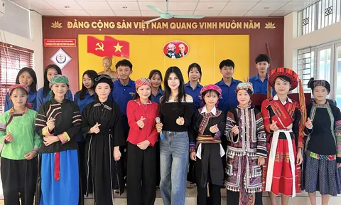 Bức vẽ “54 dân tộc Việt Nam” được ca sĩ Phúc Anh hoàn thiện sau hơn một năm