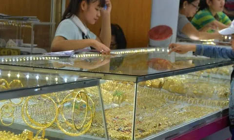 Giá vàng hôm nay (01/11): Vàng miếng SJC & vàng nhẫn đồng loạt sụt giảm mạnh gần 500.000 đồng/lượng