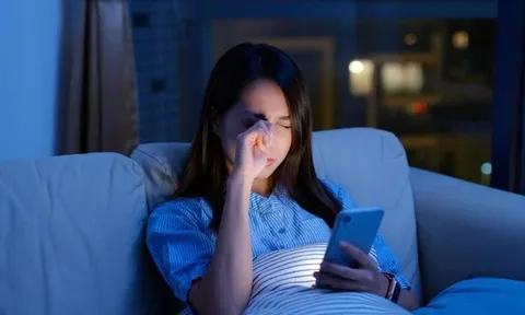 4 tác hại không ngờ tới của việc dùng điện thoại trước khi đi ngủ: Tự rút ngắn tuổi thọ và sức khỏe