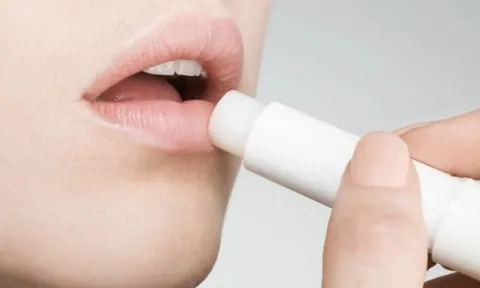 4 tips cơ bản dưỡng môi mềm mịn ngày trở lạnh