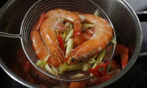 Luộc tôm thêm vào 1 thứ: Tôm lên màu đỏ đẹp, hết tanh- thịt ngọt