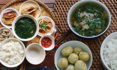 Ăn cơm chan canh có hại cho tiêu hóa không? Nhiều người lầm tưởng về điều này