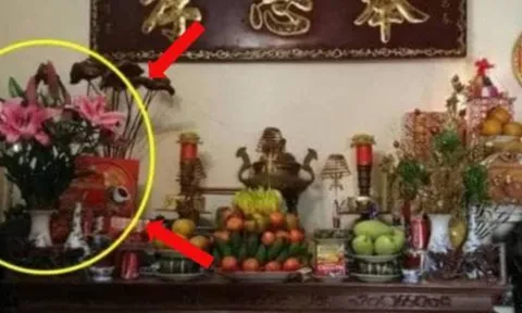 Tại sao nhà giàu kiêng kỵ đặt lọ hoa bên trái bàn thờ? Bí quyết thắp hương ngày rằm bạn cần biết