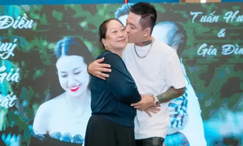 Tuấn Hưng tạm hoãn tour châu Âu, trở về Việt Nam chăm sóc mẹ ốm