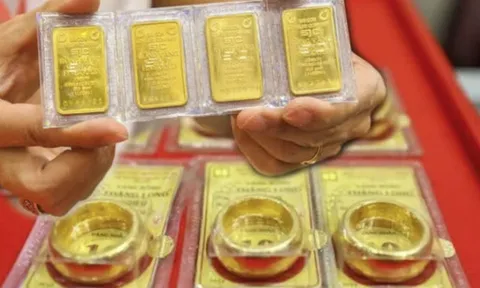 Giá vàng sẽ điều chỉnh sâu? Chuyên gia cảnh báo tác động từ chứng khoán và đồng USD