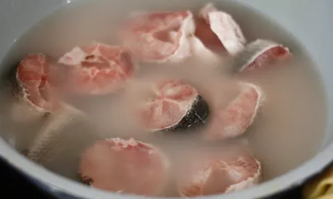 Ngâm cá vào nước vo gạo: Mẹo đơn giản giúp cá ngon - tăng dinh dưỡng gấp đôi