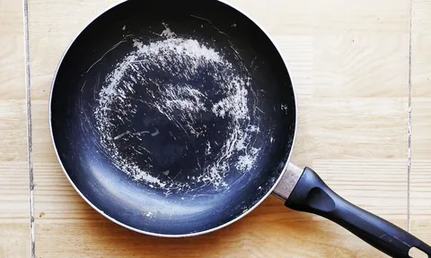 Mẹo khôi phục lớp chống dính của chảo