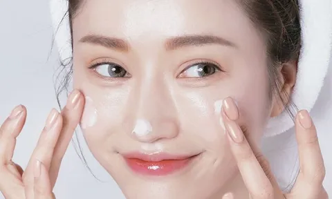 Tuyệt chiêu thoa kem dưỡng giúp da căng bóng