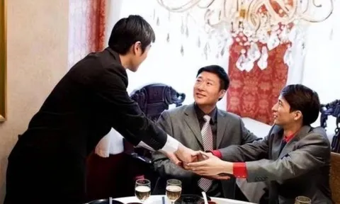 Người lớn tuổi khi đi tiệc rượu: 4 thói xấu tuyệt đối không phạm phải kẻo mất mặt