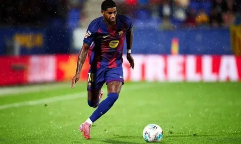 Lluis Carreras lo ngại Barca ưu tiên Rashford khi ngân sách eo hẹp