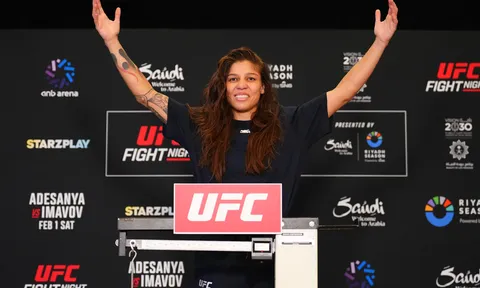 Chuyện dở khóc dở cười tại UFC: Nữ võ sĩ phải 'giả trai' để vào phòng xông hơi cắt cân