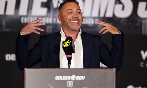 Oscar De La Hoya hả hê, gọi Dana White và TKO là 'lũ cặn bã' giữa bão scandal dàn xếp tỷ số