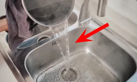 Đổ nước nóng vào bồn rửa bát gây ra 2 tác hại lớn, không phải ai cũng biết