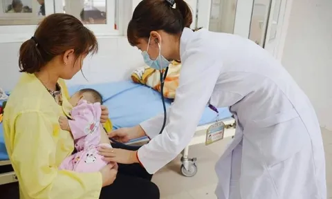 Cha mẹ nghỉ chăm con dưới 7 tuổi ốm được hưởng trợ cấp 75% tiền lương đóng BHXH