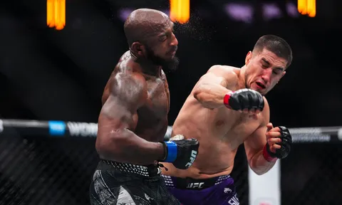 Khoảnh khắc một đấm: Baisangur Susurkaev tung cú knockout 'ngắt điện' tại UFC 322