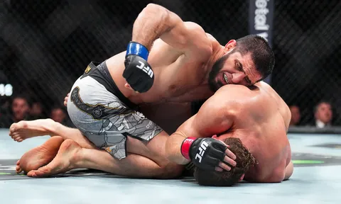 Islam Makhachev viết lại lịch sử UFC: Thống trị tuyệt đối, trở thành vua hai hạng cân