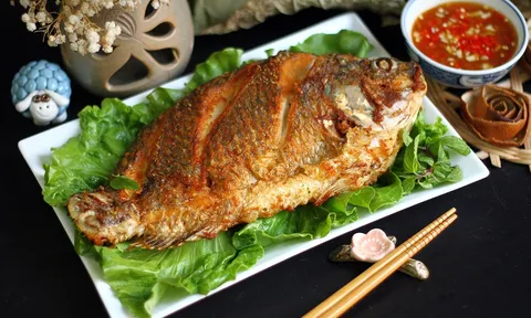 Cá rán giòn da mềm thịt: Hóa ra đầu bếp dùng bí quyết này