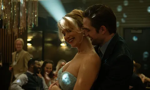 Jennifer Lawrence và Robert Pattinson “quằn” nhau điên cuồng trong “Em sẽ khử anh”