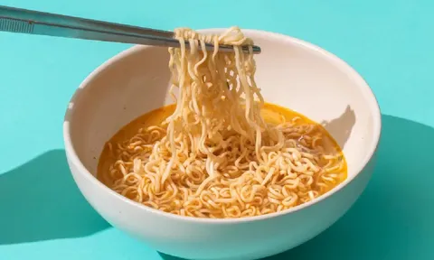 Thường xuyên ăn mì tôm vào buổi sáng, cơ thể có 5 thay đổi bất ngờ