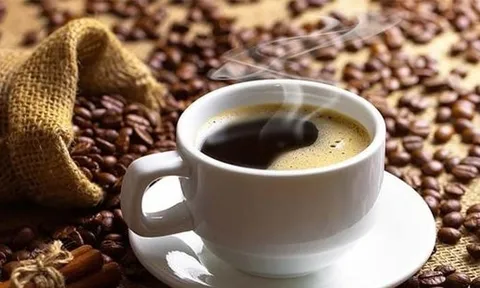 7 thói quen uống cà phê đang âm thầm hại gan mà 90% người Việt mắc phả