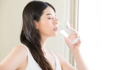 Đi tiểu nhiều sau khi uống nước có phải là dấu hiệu thận khỏe mạnh hay không? Sự thật ra sao?