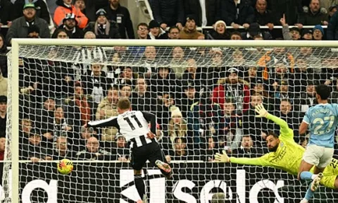 Howe ôm đầu khi Newcastle phung phí bốn cơ hội trước Man City