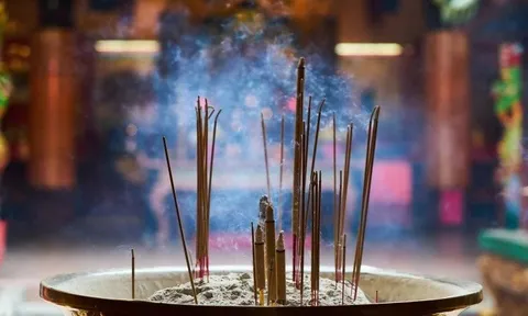 Vì sao khi thắp hương phải mở to cánh cổng?