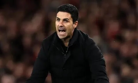 'The only team that can stop Arsenal...' - Jamie Carragher sends title warning to Gunners after thumping north London derby win