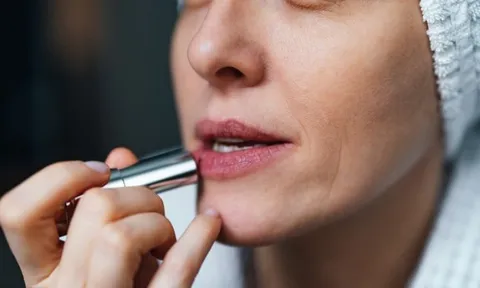 Chị em nên hạn chế thoa son theo 2 cách này vì sẽ khiến bề mặt môi khô, lộ rõ các rãnh nhăn