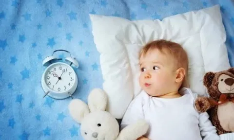 Vì sao không nên cho trẻ ra ngoài buổi tối? Lời khuyên khoa học bảo vệ sức khỏe bé