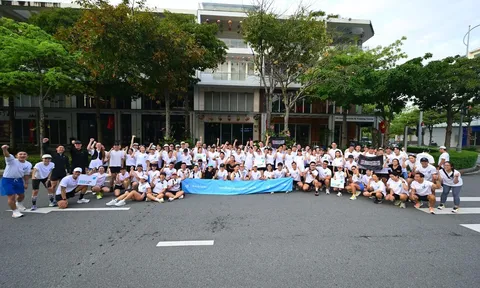 Giải mã cơn sốt: Vì sao giới trẻ đua nhau mang âm nhạc xuống phố với những chiếc tai nghe sành điệu?