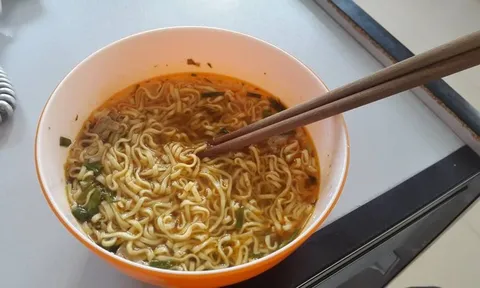 Điều gì xảy ra với cơ thể nếu bạn thường xuyên ăn sáng bằng mì tôm?