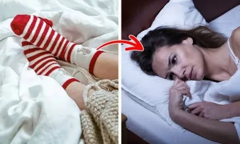 Đi ngủ có nên đeo tất chân không?