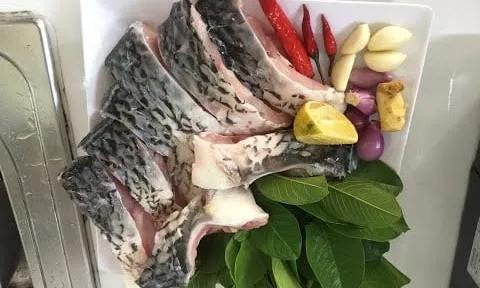 Kho cá thêm 1 loại lá này: Cá chín mềm nục cả xương, lên màu cánh rán đều đẹp