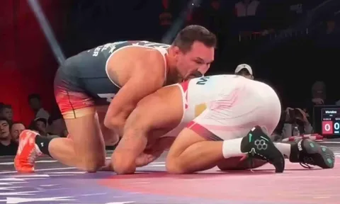 Michael Chandler 'khóa chặt' Chad Mendes, dàn sao UFC 'nếm trái đắng' trên thảm vật RAF 4