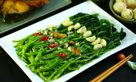 Rau muống xào tỏi xanh giòn, để lâu không sợ thâm đen chỉ cần 1 thứ
