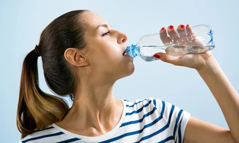 Uống nước không phải lúc nào cũng tốt: 5 thói quen uống nước hại sức khoẻ ít người biết