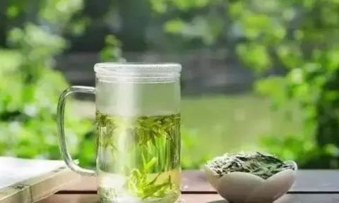 Axit uric cao: Bác sĩ chỉ ra 3 loại đồ uống giúp giảm axit uric hiệu quả hơn cả uống nước lọc