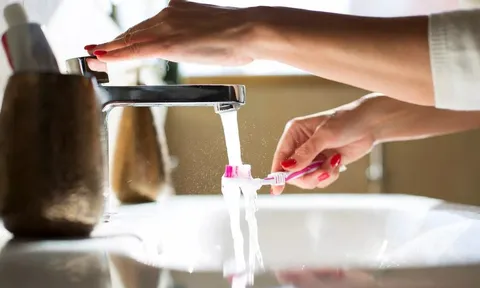 Cảnh báo 1 thói quen sai lầm khi đánh răng rất nhiều người mắc phải khiến vi khuẩn sinh sôi 'chóng mặt'