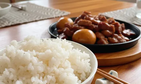 Nấu cơm chỉ với nước quá phí: Thử thêm 2 nguyên liệu rẻ bèo, cơm dẻo thơm gấp bội, ăn là mê ngay