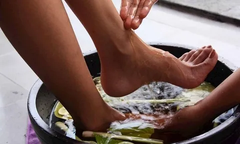 Ngâm chân nước nóng tốt nhưng 5 nhóm người này tốt nhất đừng làm