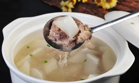 Thả thứ này vào hầm canh xương giúp nước trong veo, ngọt lịm